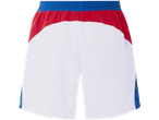 Shorts brancos com detalhes vermelhos e azuis.