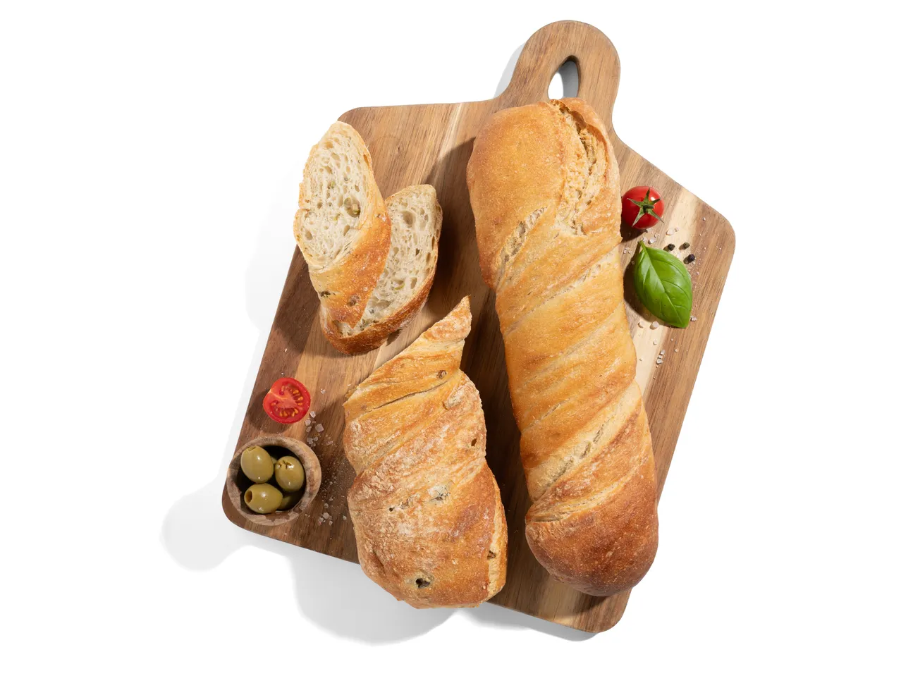 Olívás kenyér és baguette fa deszkán.