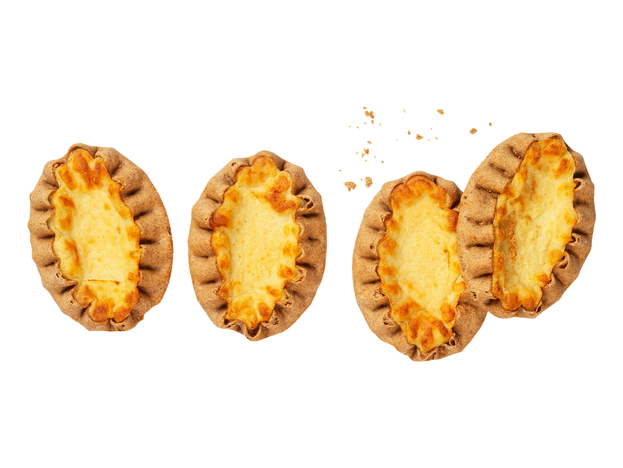 Neljä karjalanpiirakkaa mustalla taustalla, joista yhdestä irtoaa murusia.