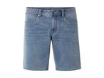 Lysblå denim shorts.