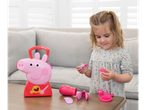 Menina a brincar com o kit de beleza Peppa Pig, incluindo batom e escova.
