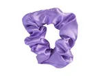 Un elastico per capelli viola in raso su sfondo bianco.