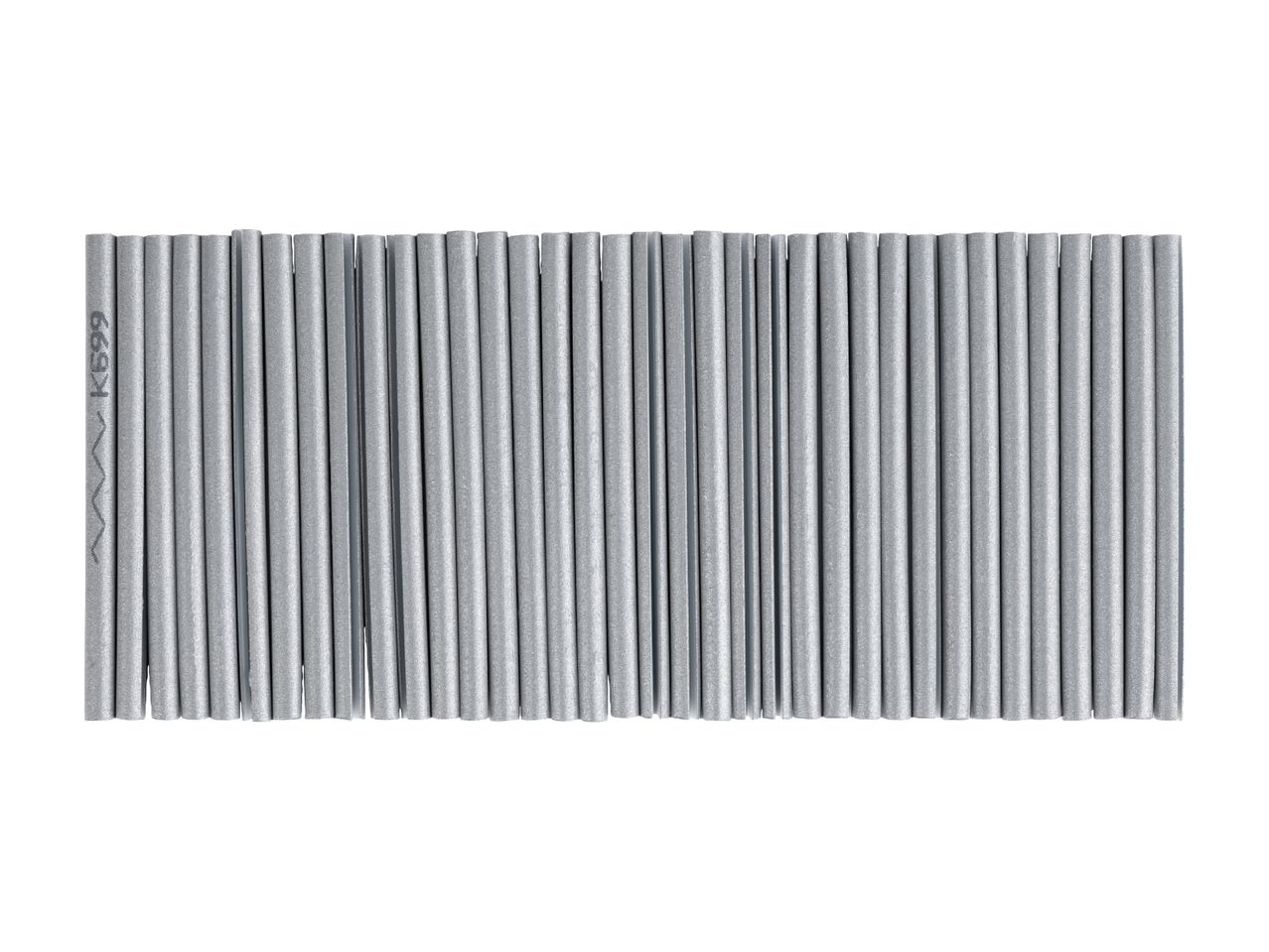 Une rangée de cylindres gris métallisés.