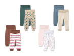 Mehrere Babyhosen in verschiedenen Farben und Mustern, darunter Elefanten, Streifen und Hasen.