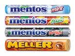 Fire pakker tyggepastiller og karamelchokolade, herunder mint, frugt og lakridsmint.
