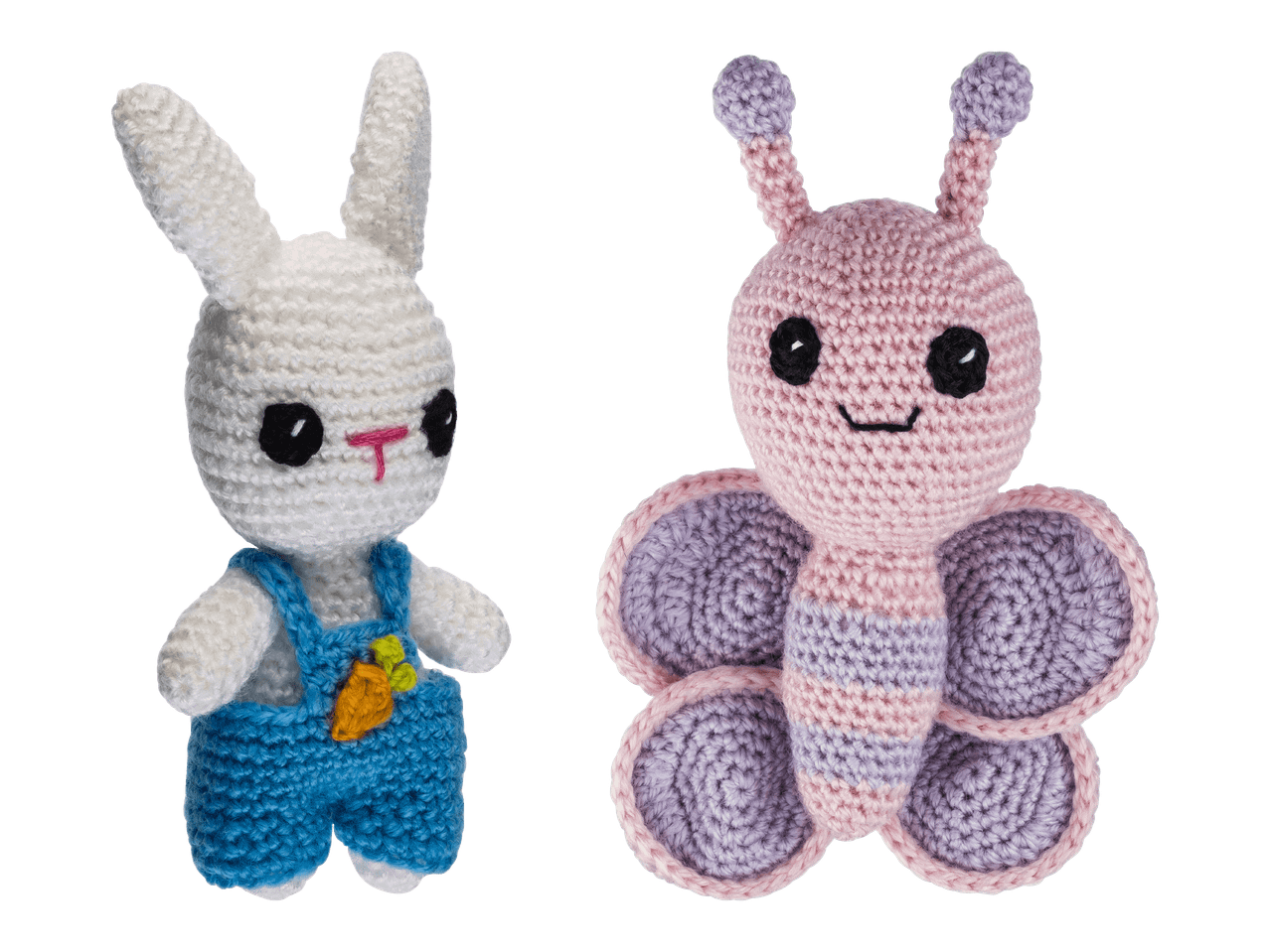 Valkoinen virkattu pupu sinisissä haalareissa ja vaaleanpunainen virkattu perhonen.