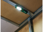 Lampă de lucru PARKSIDE atașată la o structură metalică de tavan din PAL.