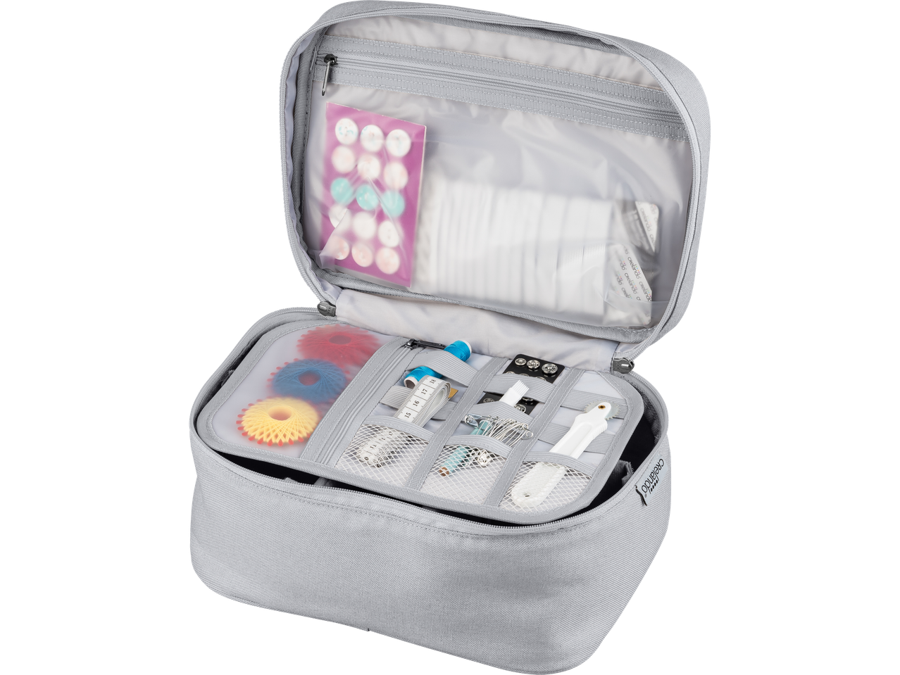 Pilkas Crelando® siuvimo reikmenų krepšys su sagomis, siūlais ir matavimo juosta.