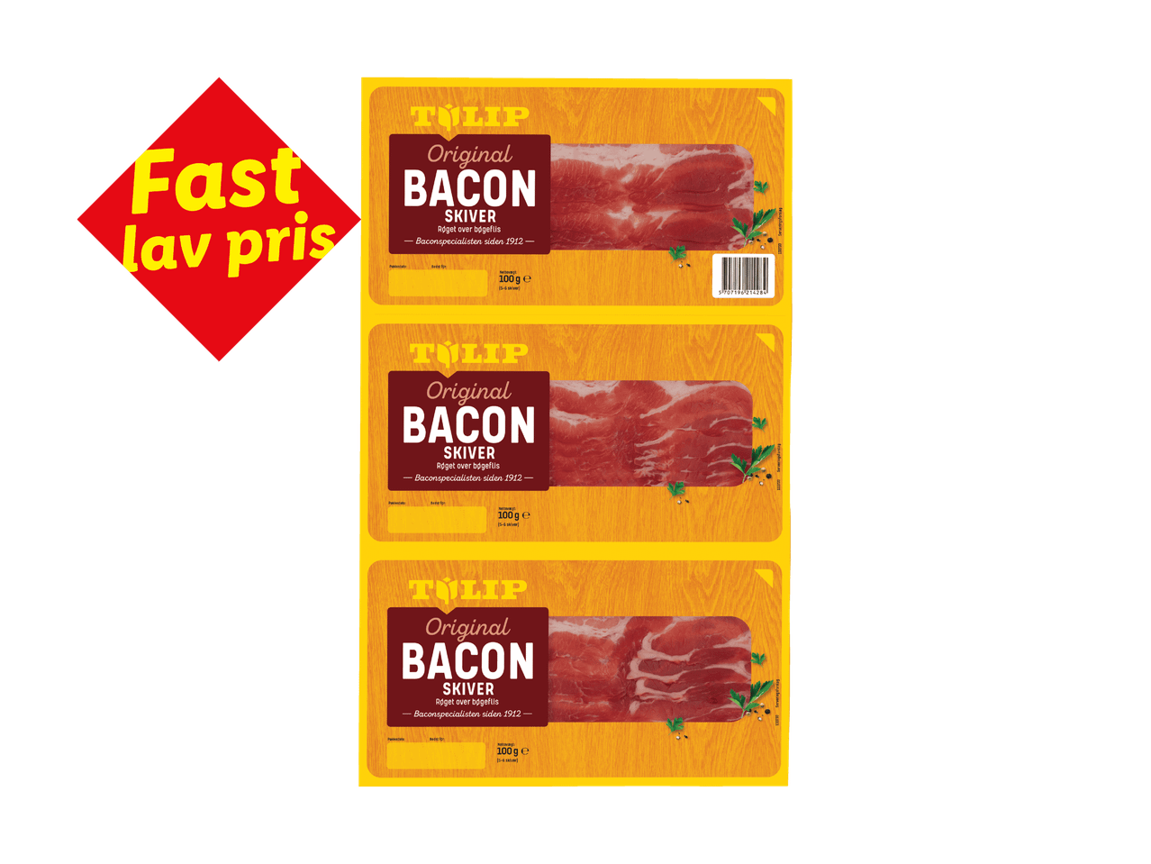 Tre pakker skiveskåret bacon med teksten 'Fast lav pris' i et rødt skilt.
