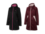 Zwei Softshell-Mäntel, einer schwarz mit pinken Akzenten und einer weinrot mit hellen Akzenten.
