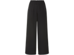 Pantaloni negri, cu picior larg și talie elastică.