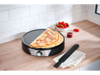 Silvercrest® aparat za palačinke sa palačinkama, jagodama i džemom na kuhinjskom pultu.