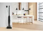 Aspirador vertical e portátil 2 em 1 SILVERCREST a carregar numa cozinha moderna.
