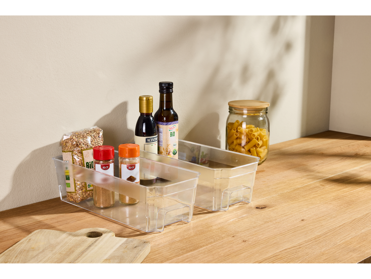 LIVARNO home organizatori za frižider sa sočivom, začinima, uljima i testeninom na drvenoj ploči.