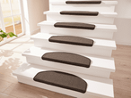 Weiße Treppe mit braunen, halbmondförmigen Stufenmatten und Holzboden.