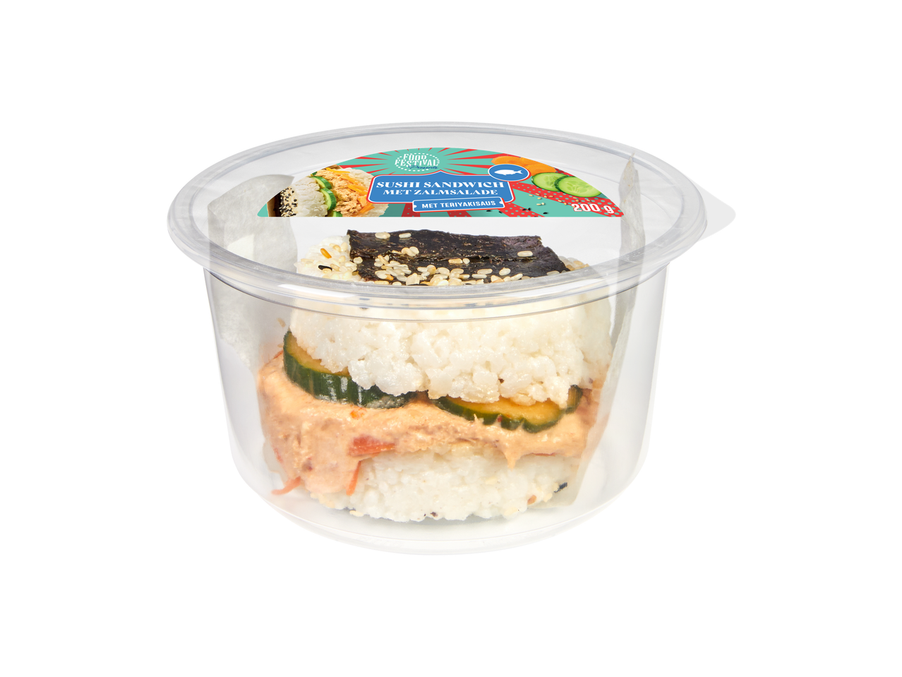 Sushi sandwich met zalmsalade en teriyakisaus in een doorzichtige plastic verpakking.