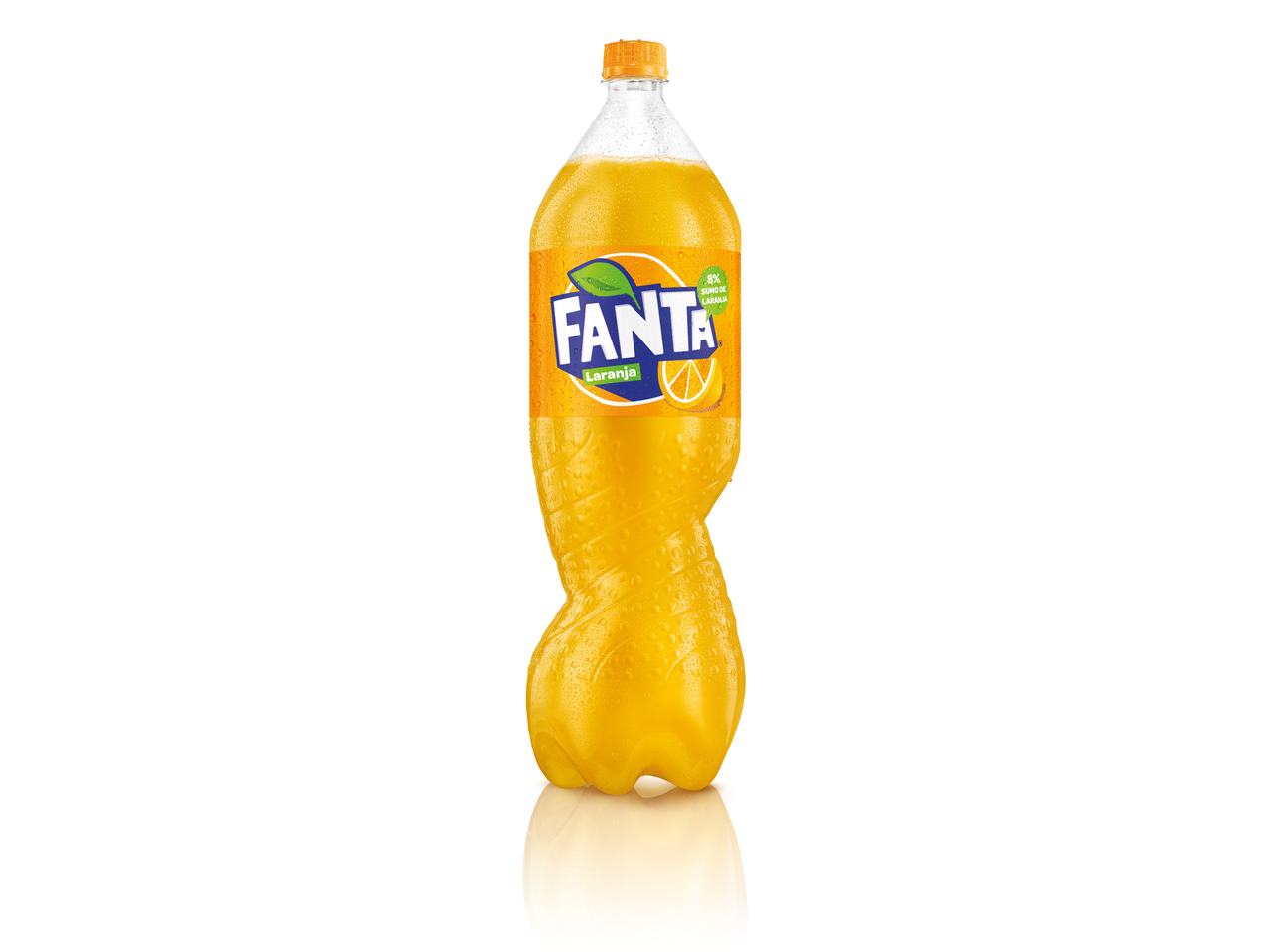 Garrafa de Fanta Laranja com condensação, refletindo numa superfície branca.