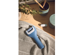 Lixa elétrica para pés CIEN BEAUTY sobre uma toalha, com escovas de dentes de bambu e joias ao fundo.