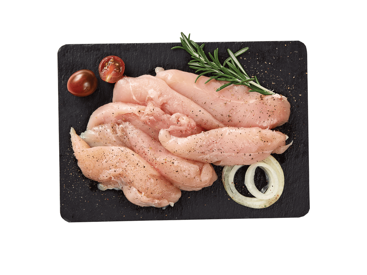 Ant juodo akmens padėtos sūdytos vištienos krūtinėlės, pomidorai, svogūnai ir rozmarinas.