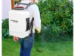 Bărbat pulverizând plante cu un pulverizator de spate fără fir Parkside Performance 20V.