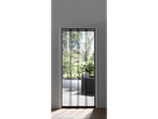 Porta mosquiteira preta, vista para o terraço.