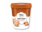 En beholder med Gelatelli Premium Salted Caramel is med karamelsauce og karamelstykker.