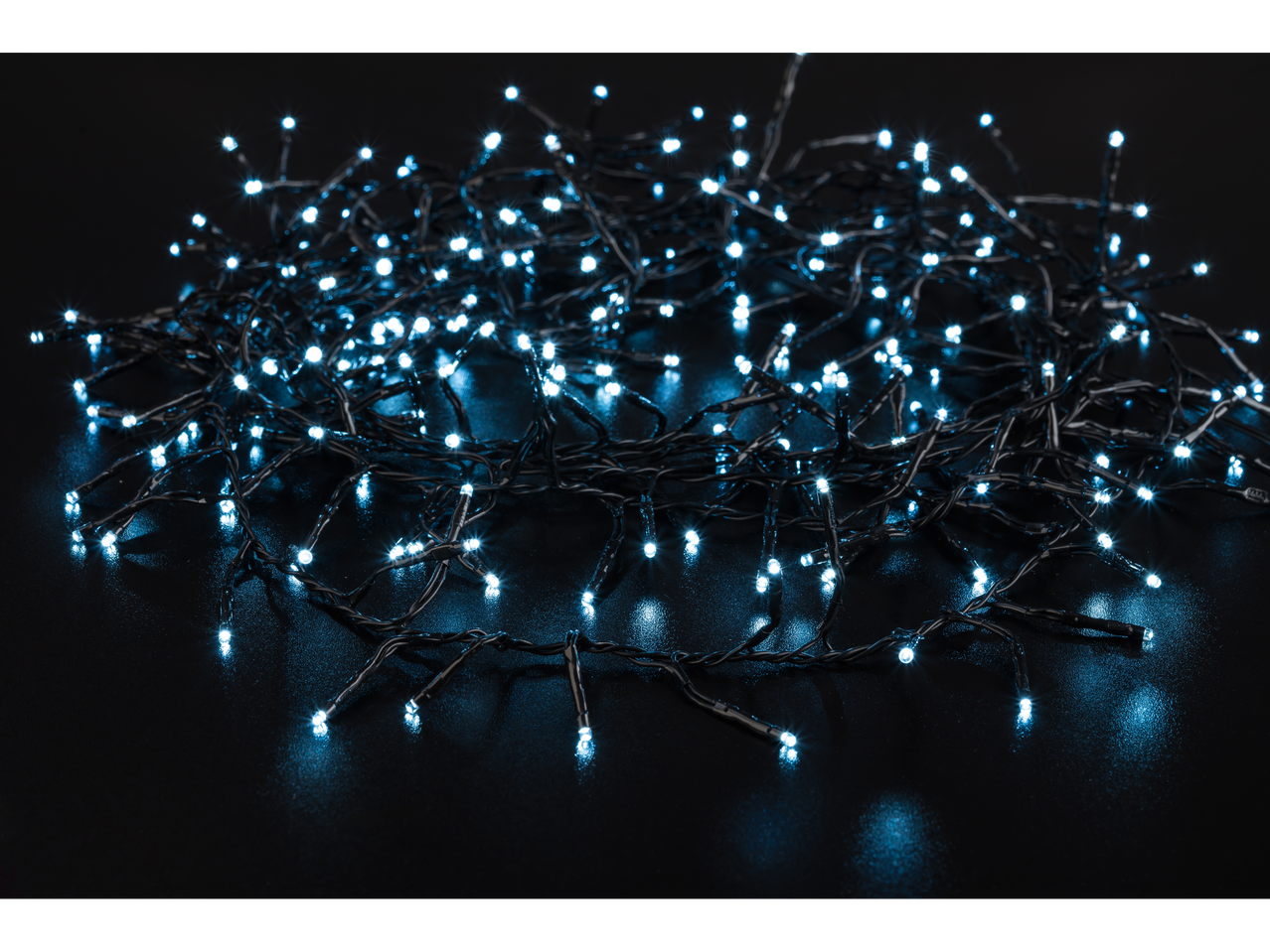 LIVARNO home LED-tuled siniste pirnidega tumedal taustal.