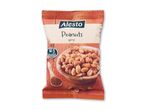 En pose krydrede, tørristede peanuts med en skål peanuts og en ske med krydderier.