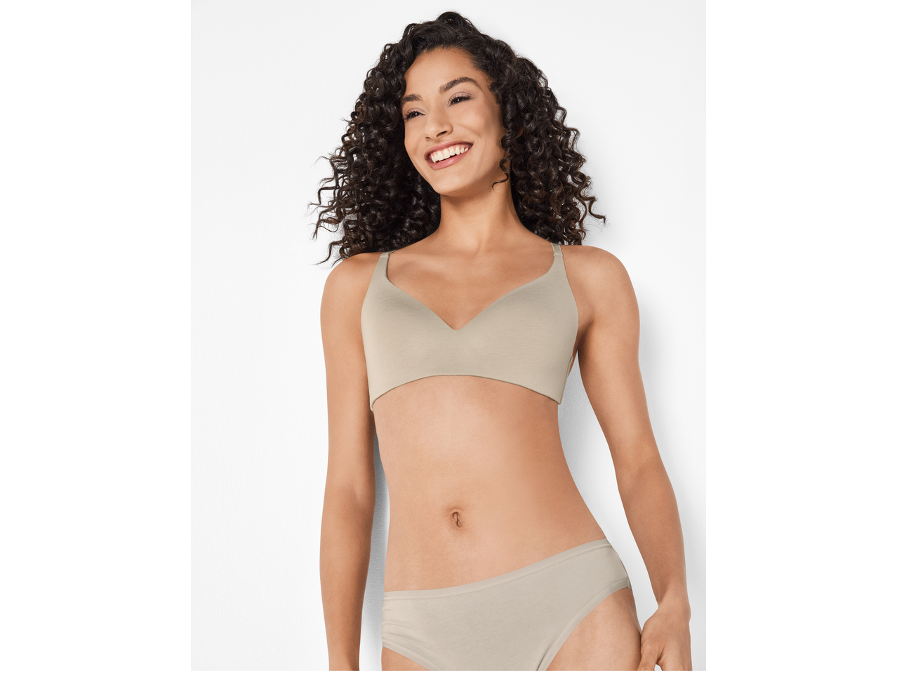 Femeie zâmbitoare în sutien fără armătură și chiloți ESMARA bej.