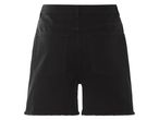 Crne kratke pantalone.