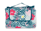 Gefaltete Picknickdecke mit tropischem Flamingo- und Blumenmuster.