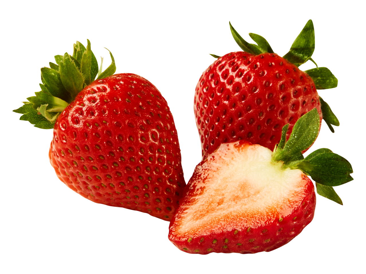 Trije rdeči jagodi, eden prerezan na pol, na črnem ozadju.