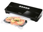 Уред за вакуумиране Silvercrest® Kitchen Tools, черен с плик за вакуумиране, пълен със сьомга и лимон.