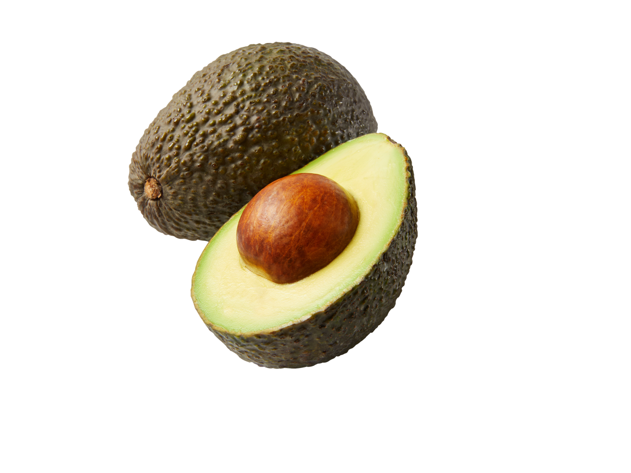 Terve avokaado ja pooleks lõigatud avokaado mustal taustal.