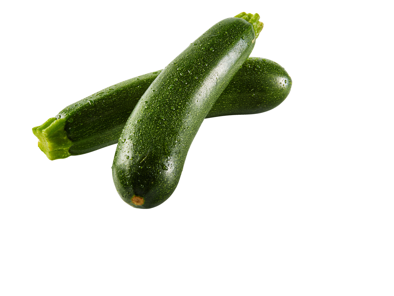 Twee verse groene courgettes met waterdruppels op een wit oppervlak.
