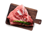 Rohes Fleischstück mit Rosmarin und Pfefferkörnern auf einem Holzbrett.
