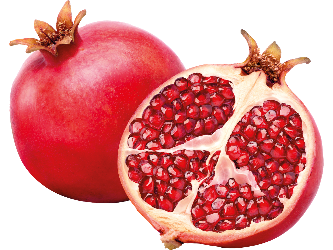 En hel och en halverad granatäpple som visar de röda kärnorna.