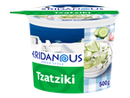 Een kuipje Griekse tzatziki met komkommer, knoflook en een Grieks landschap op de verpakking.