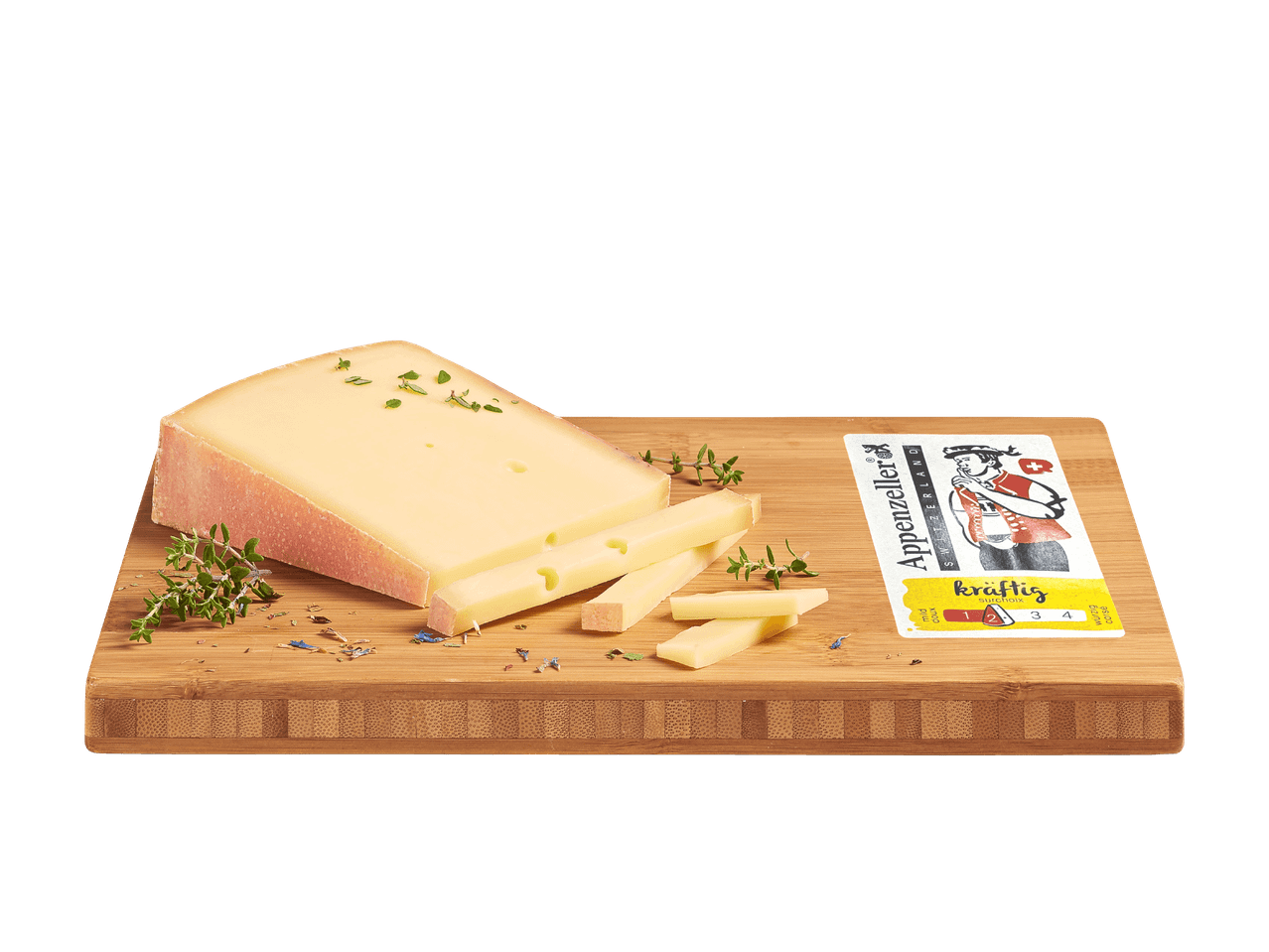 Appenzeller Käse auf einem Holzschneidebrett mit Thymianzweigen und Spänen.