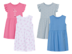 Četiri dječje haljine: ružičasta s flamingom, bijela s tukanima, svijetloplava s točkicama i plava.