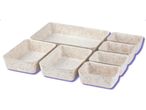 Un set di otto contenitori organizer in feltro beige di varie dimensioni.