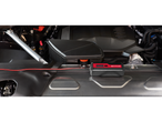 Crni i crveni Ultimate Speed punjač baterija povezan sa motorom automobila.
