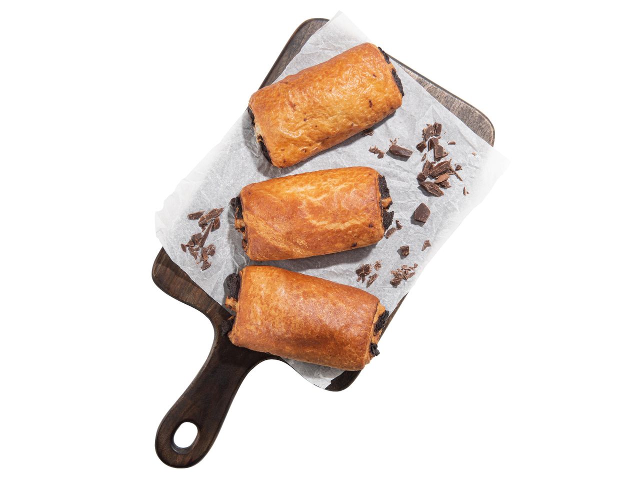 Három csokis croissant fa deszkán.