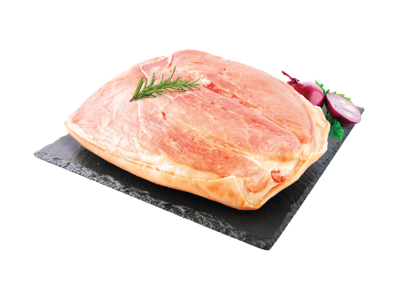 Sveža svinjska plećka sa ruzmarinom, crvenim lukom i peršunom na crnoj ploči.
