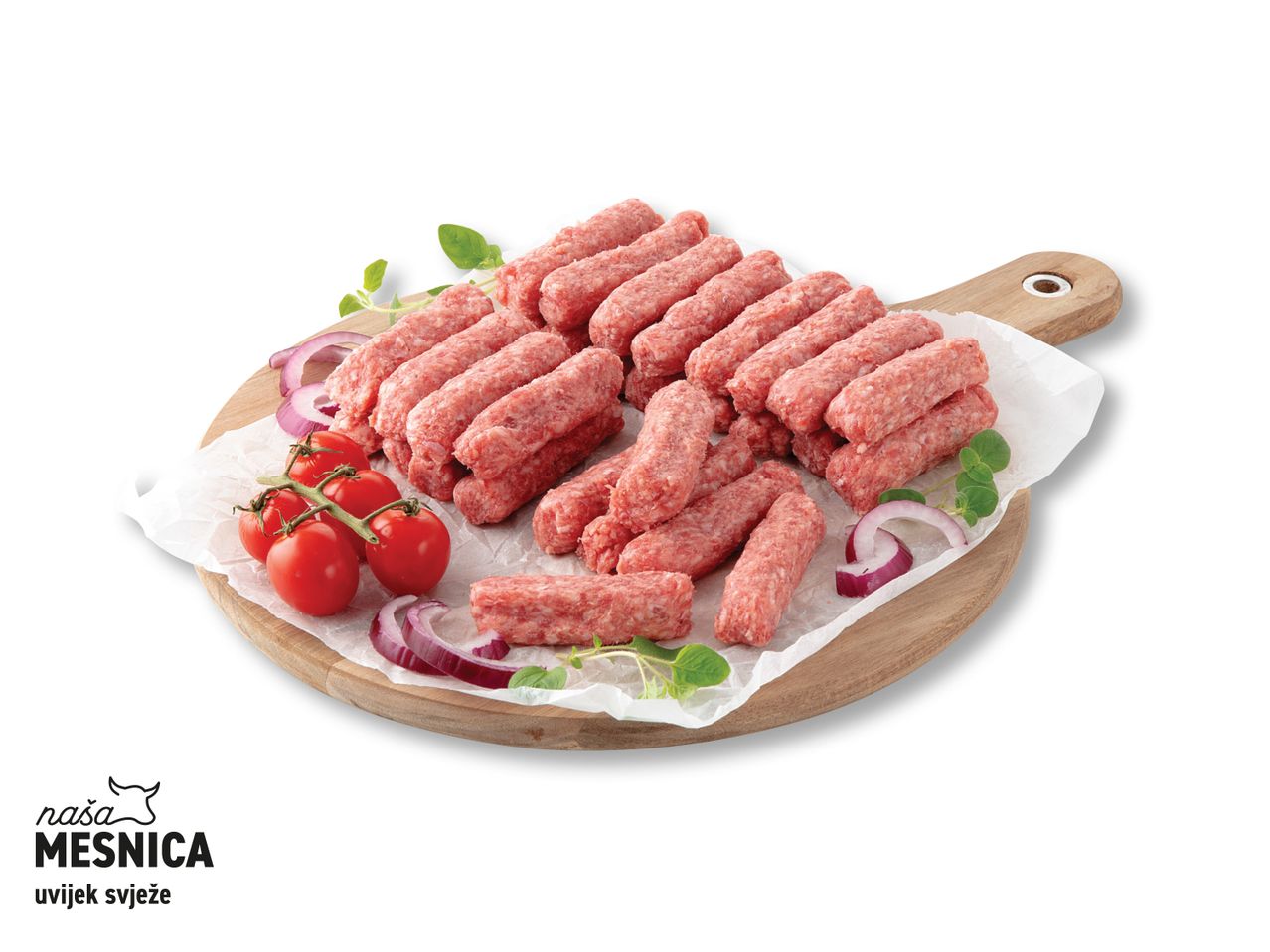 Naša Mesnica ćevapi na drvenoj dasci s rajčicama i lukom.