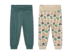 Zwei Babyhosen: eine grüne und eine beige mit Elefantenmuster.