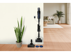 Aspirator fără fir SILVERCREST cu accesorii și stație de încărcare pe perete într-un living modern.
