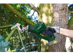 Serra de poda a bateria PARKSIDE 20V a cortar um ramo.