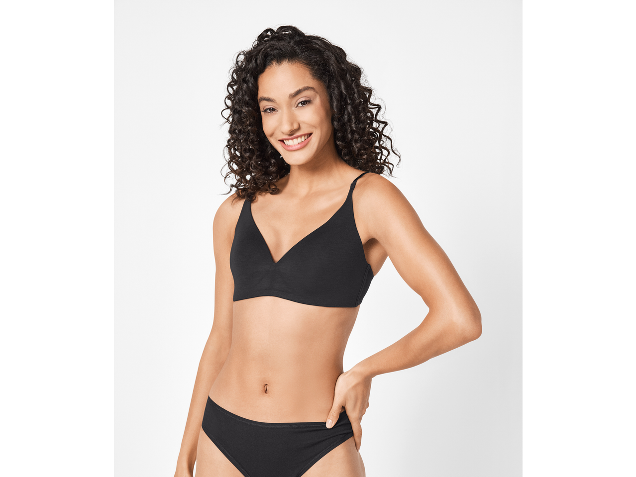 Femeie zâmbitoare în sutien și chiloți negri fără sârmă ESMARA.