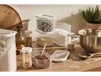 Paste, cereale și cafea în recipiente de sticlă.